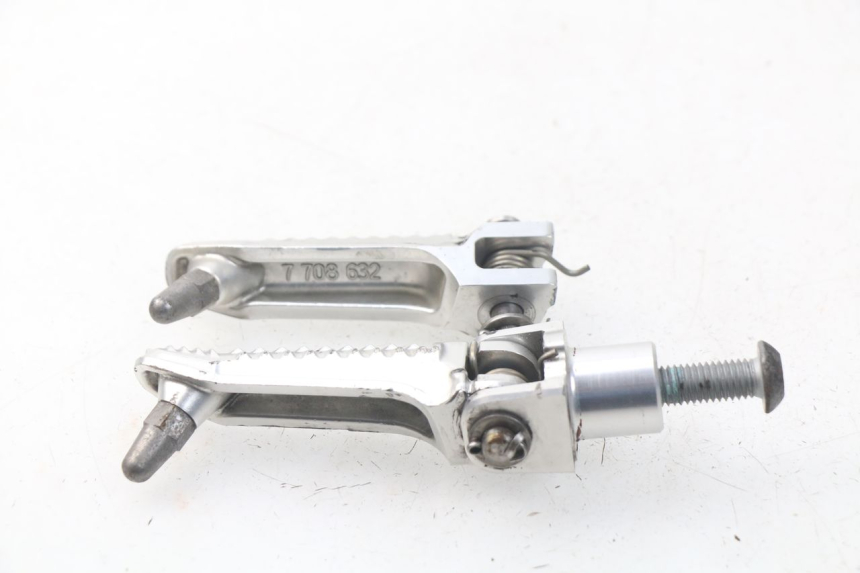 photo de PAR REPOSAPIES DELANTERA BMW S RR ABS S1000RR 1000 (2009 - 2011) - Primer plano técnico