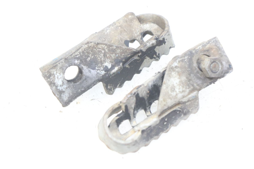 photo de PAR DE REPOSAPIÉS DELANTEROS DERBI SENDA 50 (2003 - 2005) - Detalle de la pieza