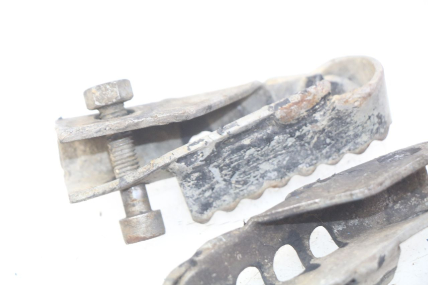 photo de PAR DE REPOSAPIÉS DELANTEROS DERBI SENDA 50 (2003 - 2005) - Zoom estado de uso