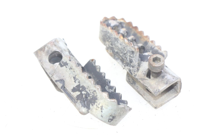 photo de PAR DE REPOSAPIÉS DELANTEROS DERBI SENDA 50 (2003 - 2005) - Primer plano técnico