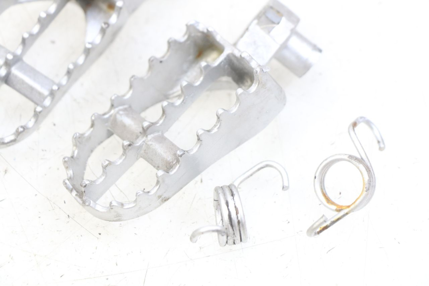 photo de PAR DE REPOSAPIÉS DELANTEROS GAS-GAS SM ROOKIE 50 (2001 - 2005) - Primer plano técnico