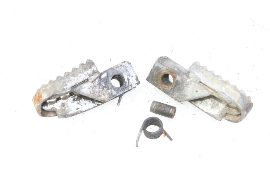 photo de PAR DE REPOSAPIÉS DELANTEROS GILERA SMT SUPERMOTARD 50 (2009 - 2017) - Detalles de los puntos de fijación