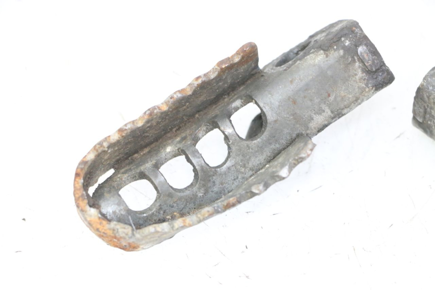 photo de PAR DE REPOSAPIÉS DELANTEROS GILERA SMT SUPERMOTARD 50 (2009 - 2017) - Estado de la superficie y material