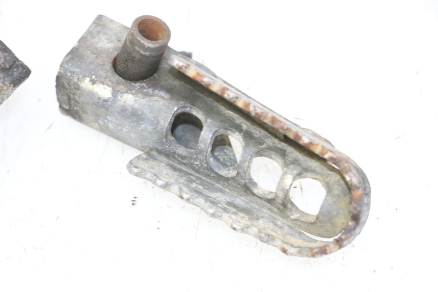 photo de PAR DE REPOSAPIÉS DELANTEROS GILERA SMT SUPERMOTARD 50 (2009 - 2017) - Recambio usado revisado