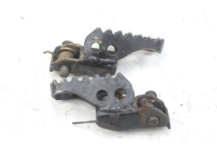 photo de PAR DE REPOSAPIÉS DELANTEROS SUZUKI SMX SUPERMOTARD 50 (1996 - 2001) - Zoom estado de uso