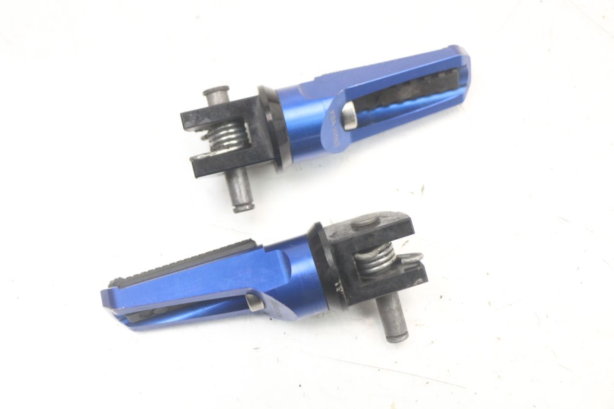 photo de PAR REPOSAPIES DELANTERA SUZUKI GSR 750 (2011 - 2017) - Otra perspectiva