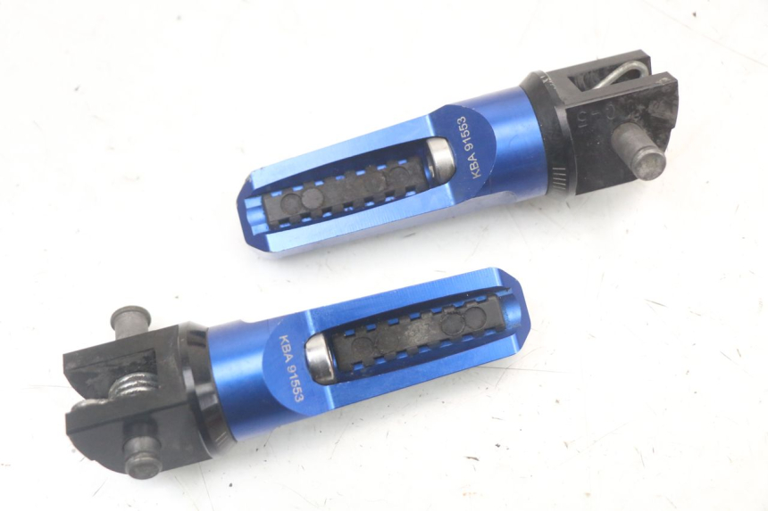 photo de PAR REPOSAPIES DELANTERA SUZUKI GSR 750 (2011 - 2017) - Primer plano técnico