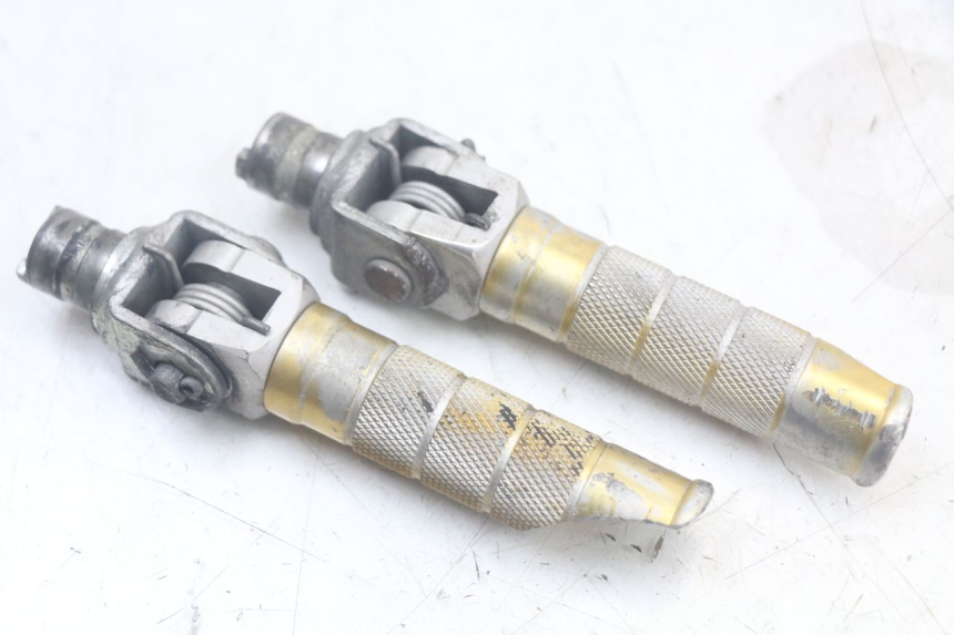 photo de PAR DE REPOSAPIÉS DELANTEROS SUZUKI SV N 650 (1999 - 2002) - Zoom estado de uso