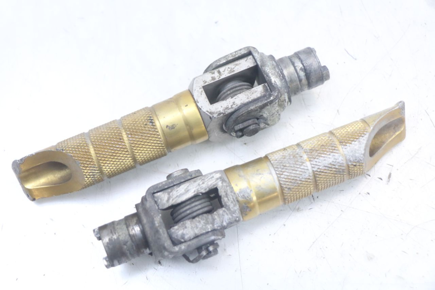 photo de PAR DE REPOSAPIÉS DELANTEROS SUZUKI SV N 650 (1999 - 2002) - Primer plano técnico