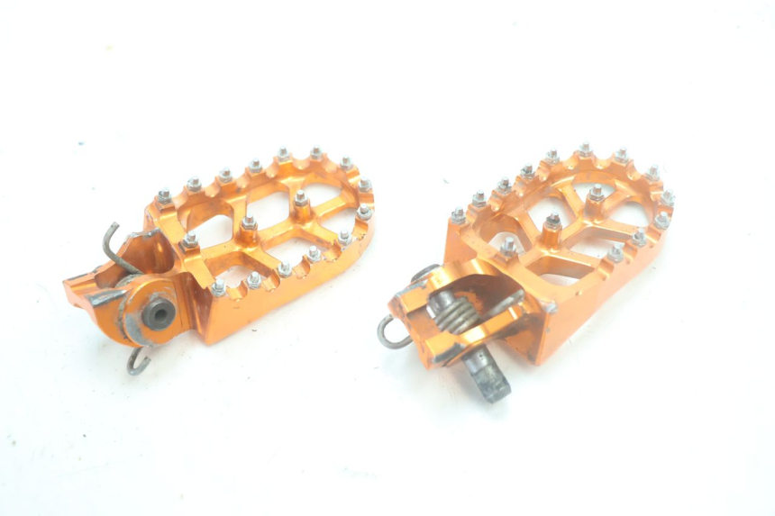 photo de PAR REPOSAPIES DELANTERA KTM SX 85 (2018 - 2024) - Primer plano técnico