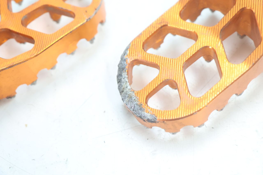 photo de PAR REPOSAPIES DELANTERA KTM SX 85 (2018 - 2024) - Detalles de los puntos de fijación