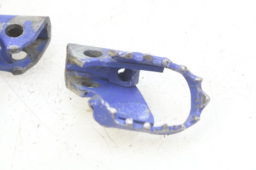 photo de PAR DE REPOSAPIÉS DELANTEROS YAMAHA TTR 125 (2000 - 2020) - Primer plano técnico