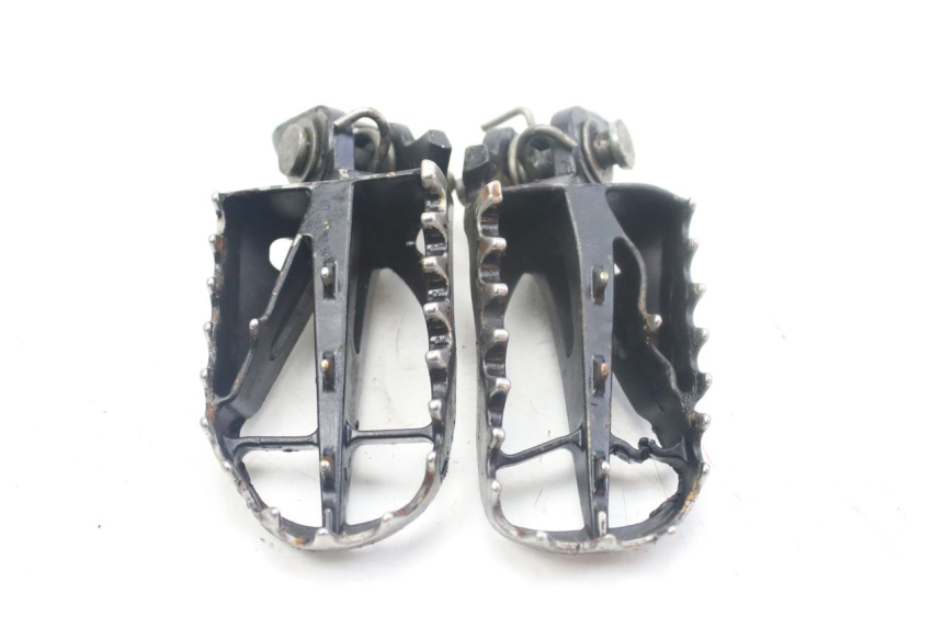 photo de PAR DE REPOSAPIÉS DELANTEROS MBK X-LIMIT XLIMIT 50 (2003 - 2006) - Primer plano técnico