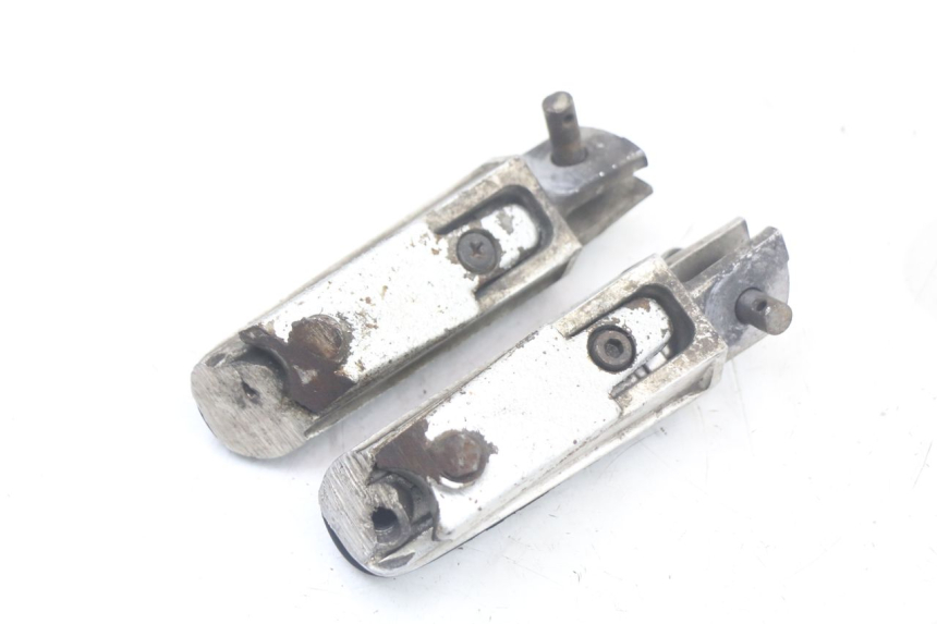 photo de PAR DE REPOSAPIÉS DELANTEROS YAMAHA FJR ABS 1300 (2006 - 2012) - Primer plano técnico