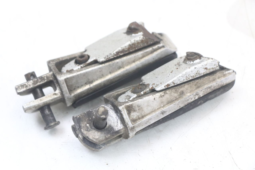 photo de PAR DE REPOSAPIÉS DELANTEROS YAMAHA FJR ABS 1300 (2006 - 2012) - Detalles de los puntos de fijación