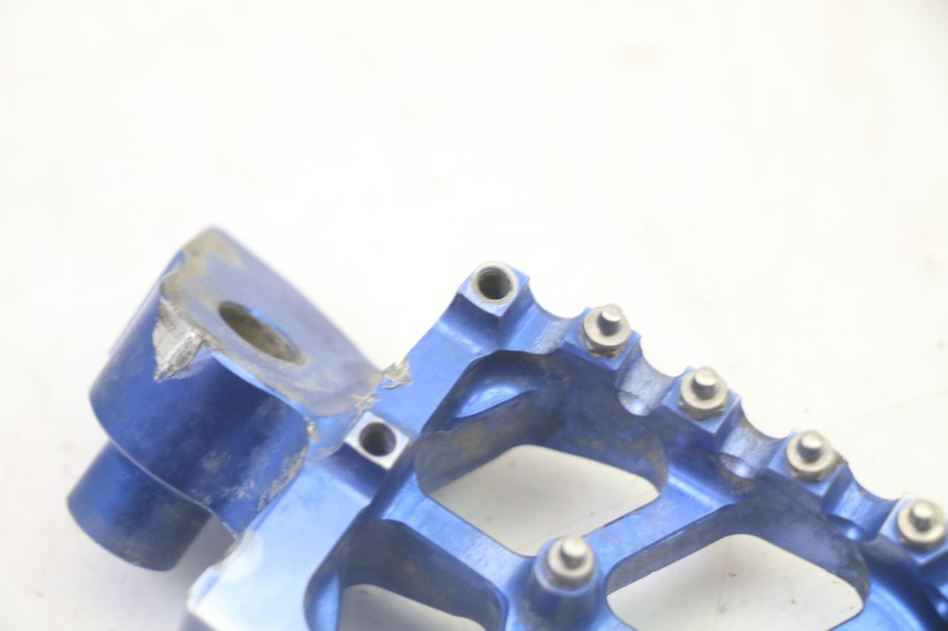 photo de PAR REPOSAPIES DELANTERA YAMAHA YZ-F YZF 250 (2014 - 2018) - Primer plano técnico