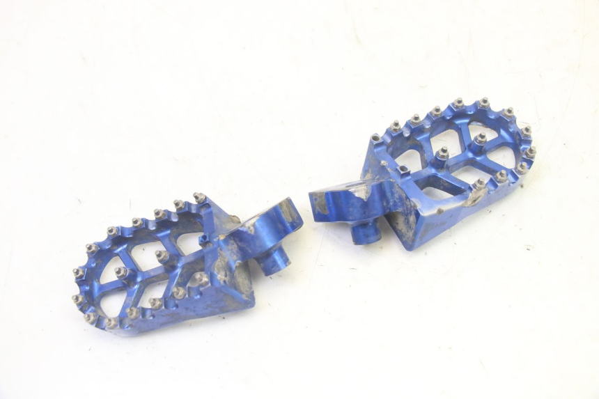 photo de PAR REPOSAPIES DELANTERA YAMAHA YZ-F YZF 250 (2014 - 2018) - Detalles de los puntos de fijación