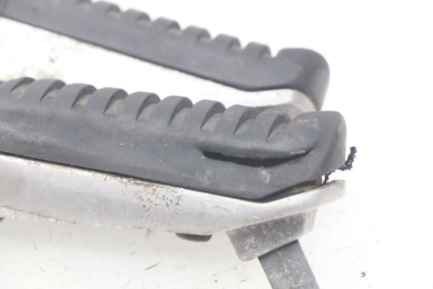 photo de PAR DE REPOSAPIÉS DELANTEROS KAWASAKI Z S 750 (2003 - 2006) - Detalle de la pieza