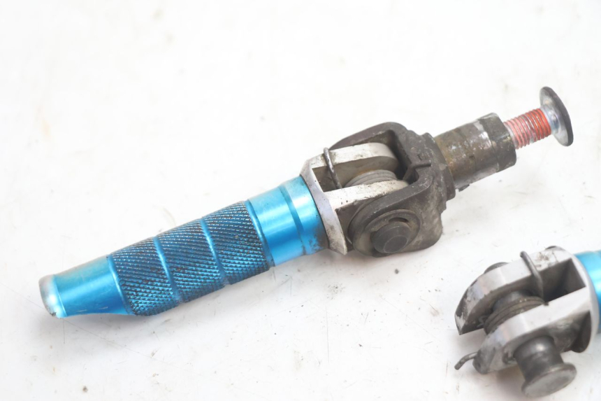 photo de PAR DE REPOSAPIÉS DELANTEROS KAWASAKI ZX-6R ZX6R 600 (1995 - 1997) - Detalle de la pieza