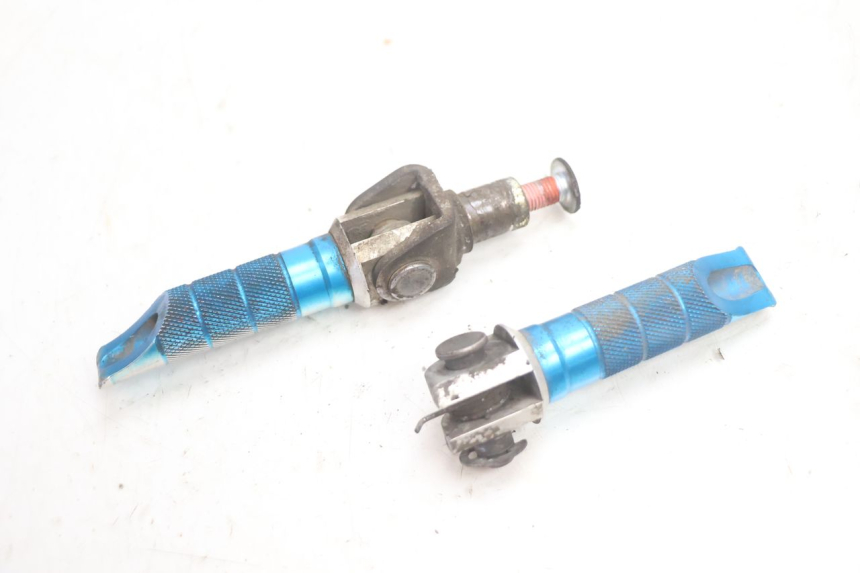photo de PAR DE REPOSAPIÉS DELANTEROS KAWASAKI ZX-6R ZX6R 600 (1995 - 1997) - Primer plano técnico