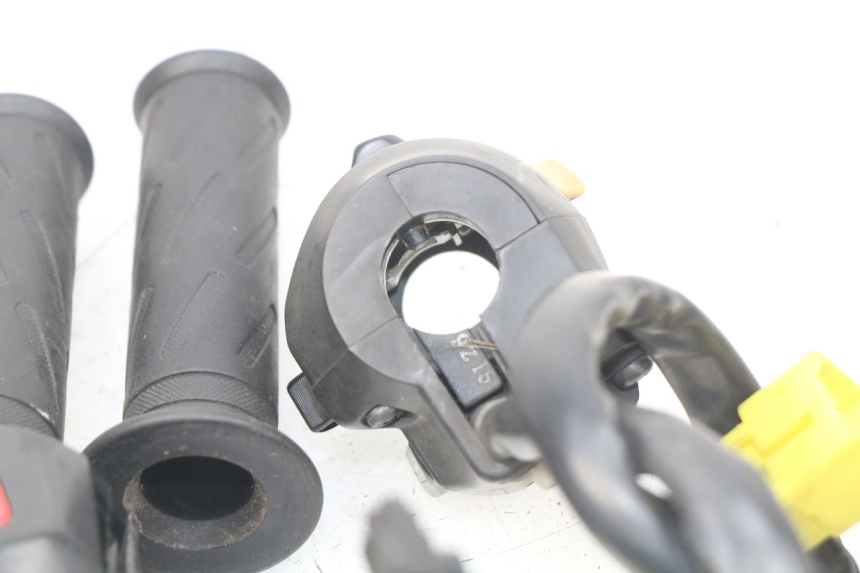 photo de PAR DE MANILLARES SUZUKI BURGMAN 125 (2007 - 2014) - Primer plano técnico