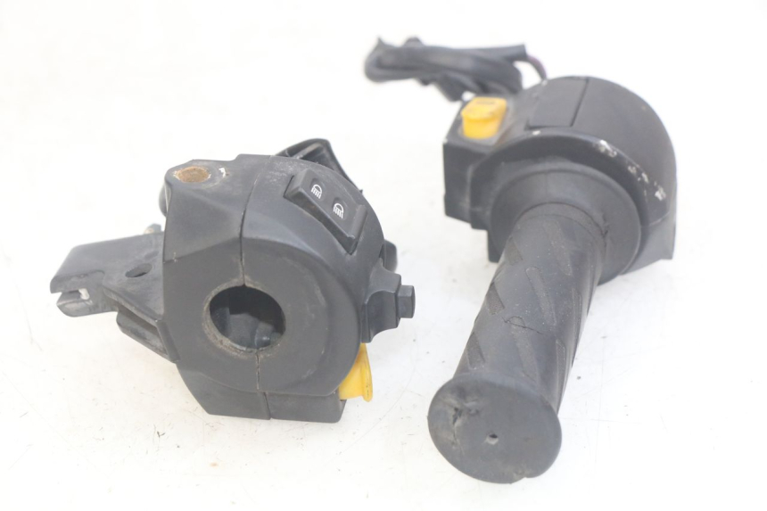 photo de PAR DE MANILLARES PEUGEOT KISBEE 2T 50 (2010 - 2017) - Detalles de los puntos de fijación