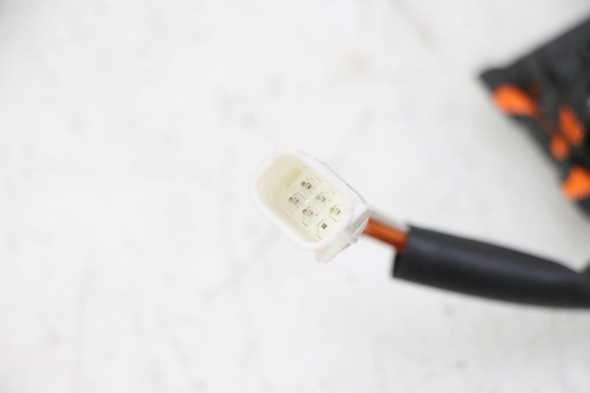 photo de CONMUTADORES PIAGGIO MP3 HPE 310 (2024 - 2025) - Detalle de la pieza