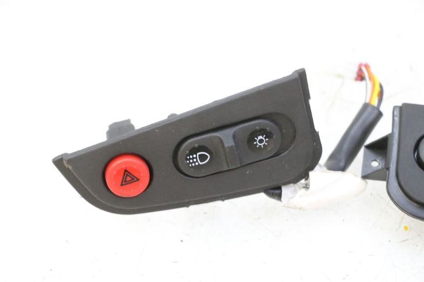 photo de CONMUTADORES PIAGGIO MP3 HPE 310 (2024 - 2025) - Detalles de los puntos de fijación