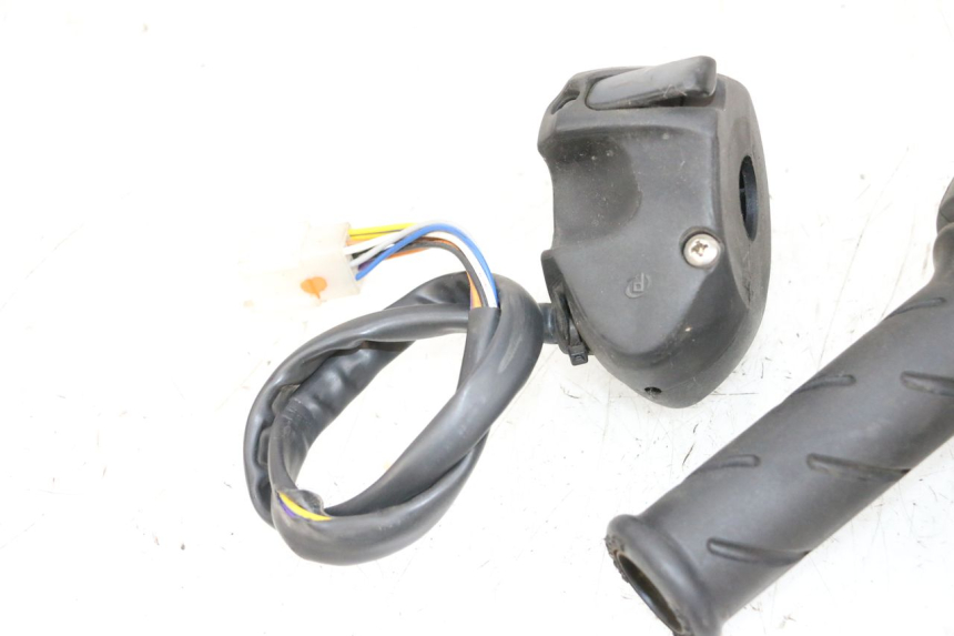 photo de CONMUTADORES PEUGEOT SATELIS 125 (2013 - 2018) - Detalles de los puntos de fijación