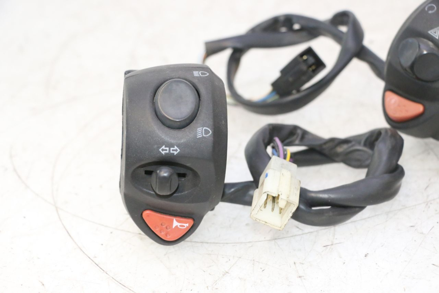 photo de CONMUTADORES PEUGEOT SATELIS 125 (2013 - 2018) - Características distintivas