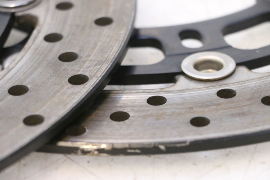 photo de PAR DISCO FRENO DELANTERO YAMAHA YZF R6 600 (2008 - 2009) - Detalles de los puntos de fijación