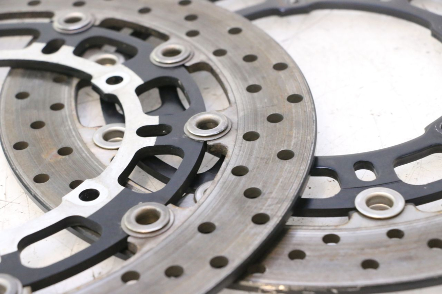 photo de PAR DISCO FRENO DELANTERO YAMAHA YZF R6 600 (2008 - 2009) - Estado de la superficie y material
