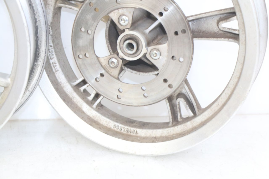 photo de PAR LLANTA PEUGEOT KISBEE 2T 50 (2010 - 2017) - Primer plano de alta resolución