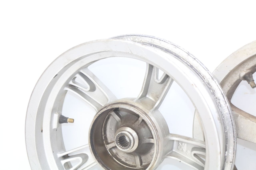 photo de PAR LLANTA PEUGEOT KISBEE 2T 50 (2010 - 2017) - Estado de la superficie y material