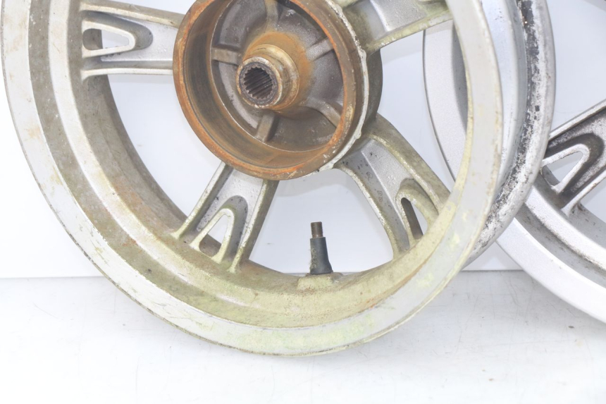 photo de PAR LLANTA PEUGEOT KISBEE 4T 50 (2010 - 2017) - Detalle de la pieza