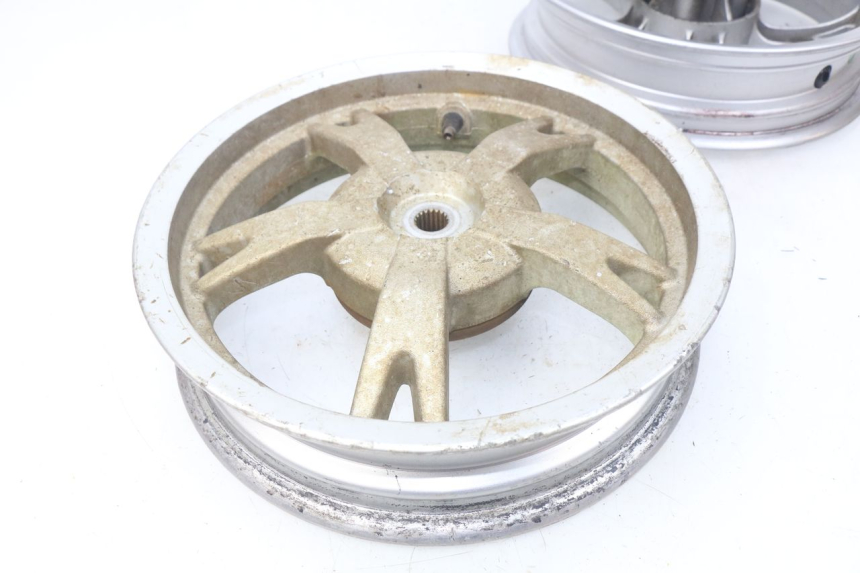 photo de PAR LLANTA PEUGEOT KISBEE 4T 50 (2010 - 2017) - Zoom sobre los componentes