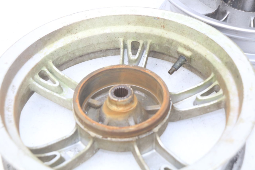 photo de PAR LLANTA PEUGEOT KISBEE 4T 50 (2010 - 2017) - Primer plano de alta resolución