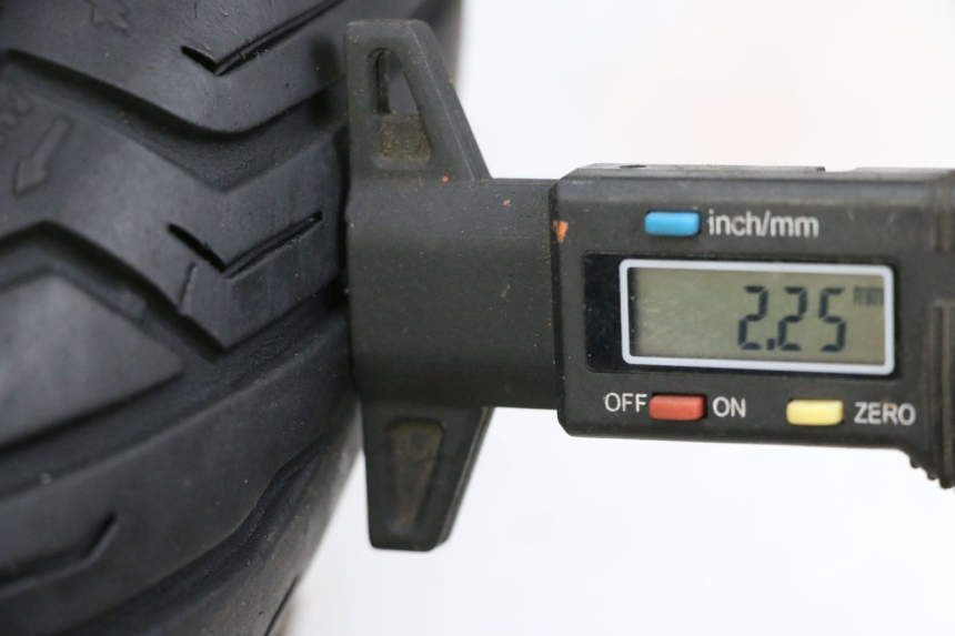 photo de PAR LLANTAS PIAGGIO MP3 HPE 300 (2019 - 2026) - Zoom estado de uso