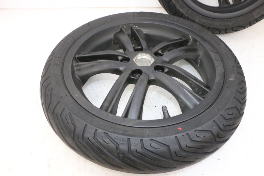 photo de PAR LLANTAS PIAGGIO MP3 HPE 300 (2019 - 2026) - Recambio usado revisado