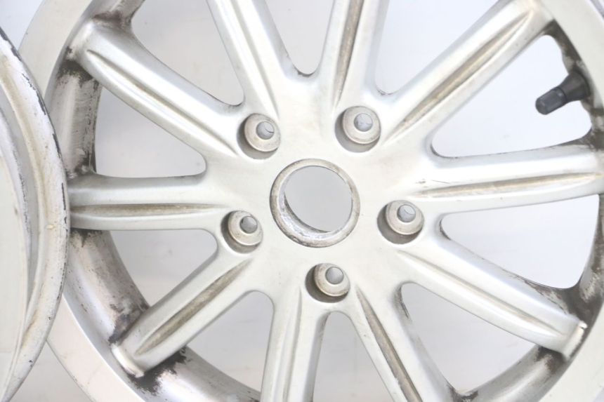 photo de PAR DE LLANTAS PIAGGIO MP3 LT 300 (2010 - 2016) - Enfoque en la estructura