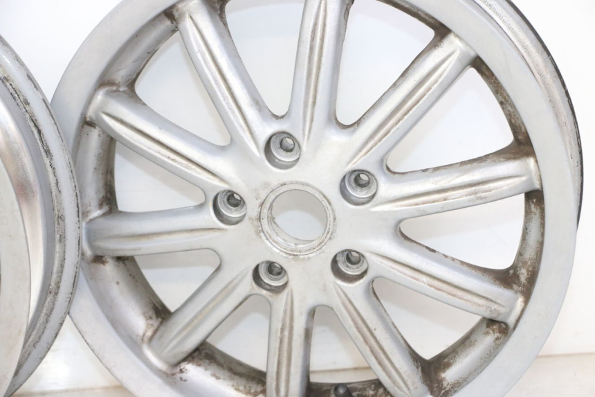 photo de PAR LLANTA PIAGGIO MP3 LT 300 (2010 - 2016) - Enfoque en la estructura