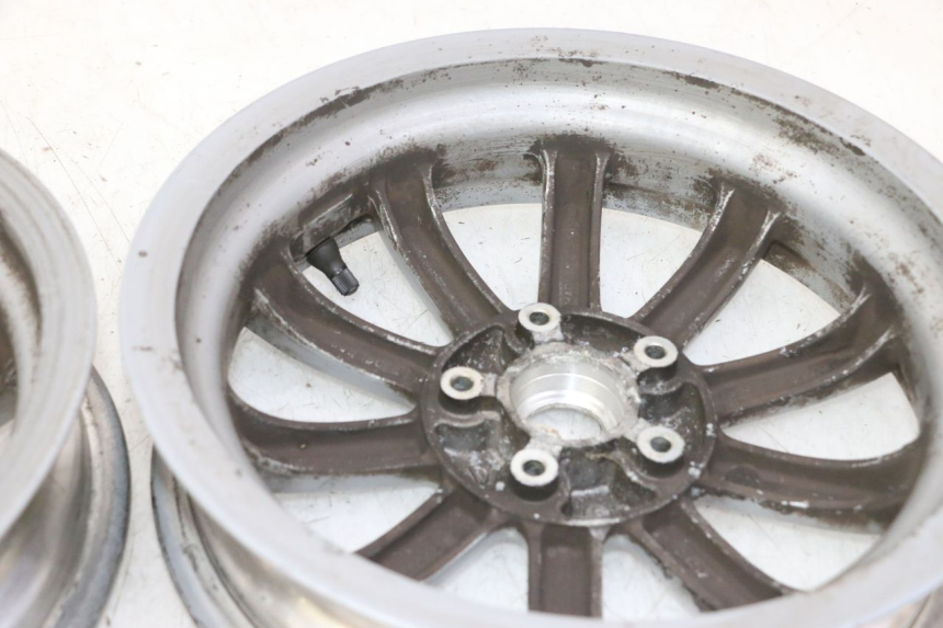 photo de PAR LLANTA PIAGGIO MP3 LT 300 (2010 - 2016) - Primer plano técnico