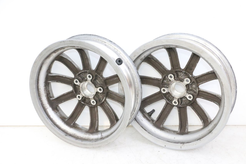 photo de PAR LLANTA PIAGGIO MP3 LT 300 (2010 - 2016) - Detalles de los puntos de fijación