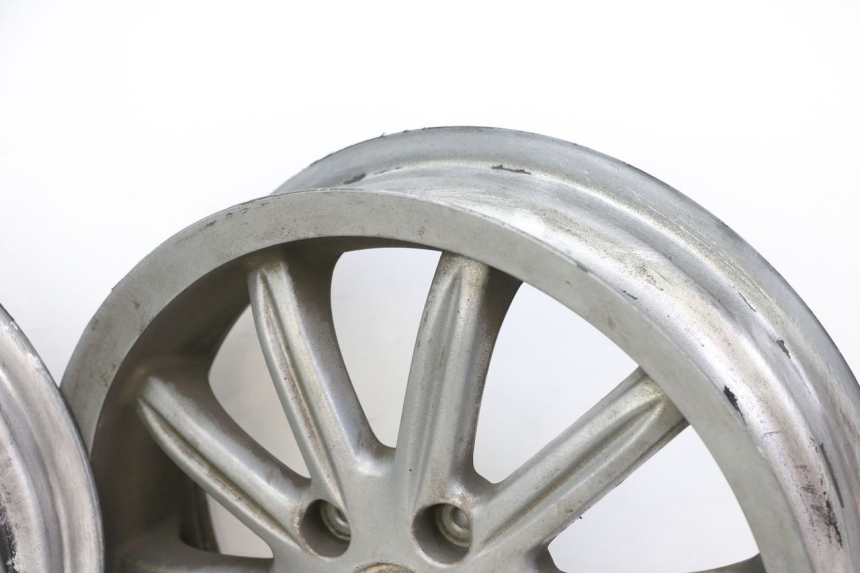 photo de PAR LLANTAS PIAGGIO MP3 125 (2006 - 2014) - Enfoque en la estructura