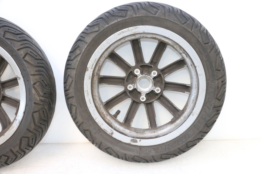 photo de PAR LLANTAS PIAGGIO MP3 RL 250 (2006 - 2010) - Estado de la superficie y material
