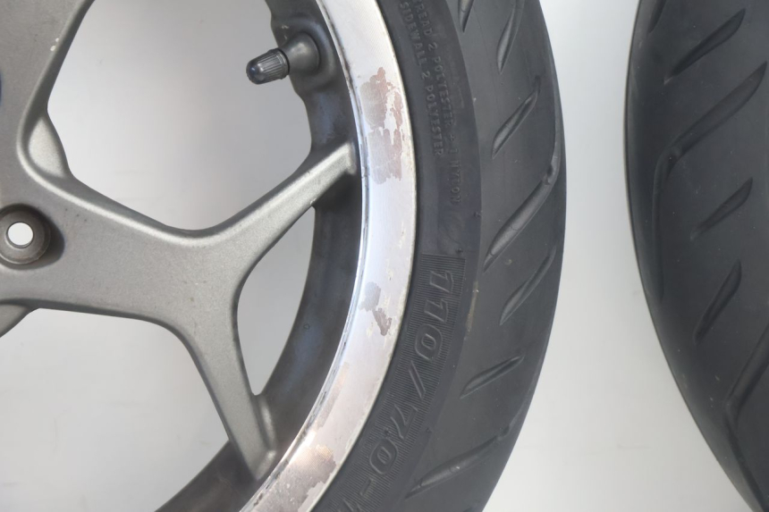 photo de PAR LLANTAS PIAGGIO MP3 500 (2016 - 2018) - Estado de la superficie y material