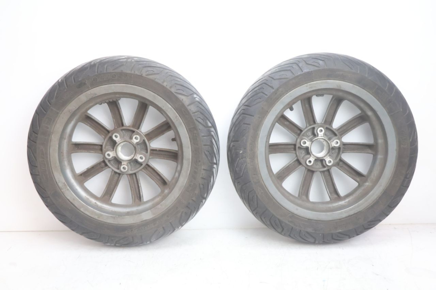 photo de PAR LLANTAS PIAGGIO MP3 125 (2006 - 2014) - Características distintivas