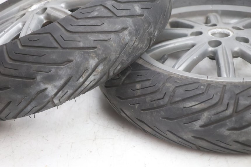 photo de PAR LLANTAS PIAGGIO MP3 125 (2006 - 2014) - Detalles de los puntos de fijación