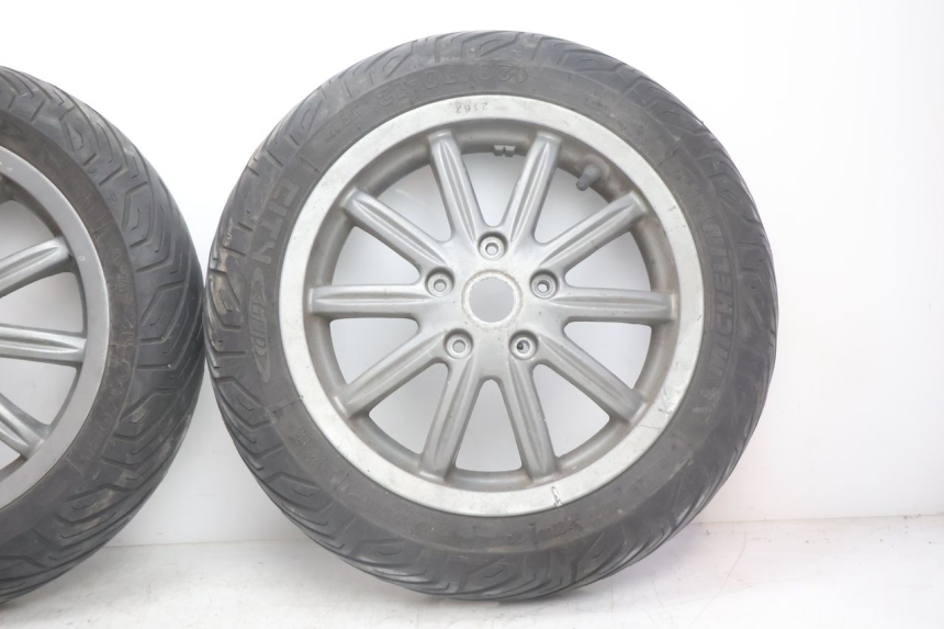 photo de PAR LLANTAS PIAGGIO MP3 125 (2006 - 2014) - Vista general del producto