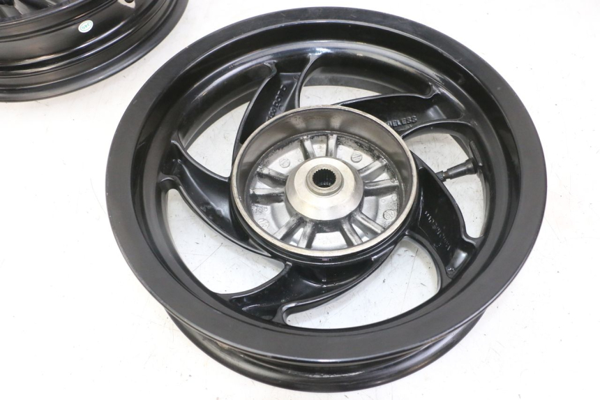 photo de PAR LLANTAS PIAGGIO NEW TYPHOON 50 (2018 - 2021) - Estado de la superficie y material